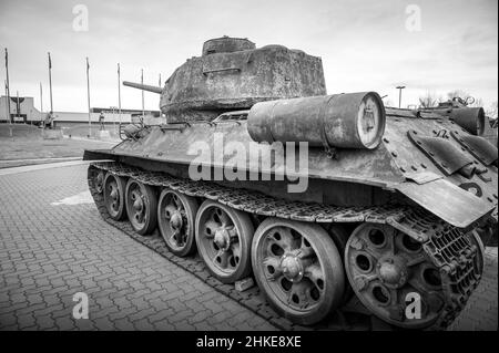 Calgary, Alberta - 30. Januar 2022: Blick auf eine alte sowjetische T-34 im Calgary Military Museum. Stockfoto