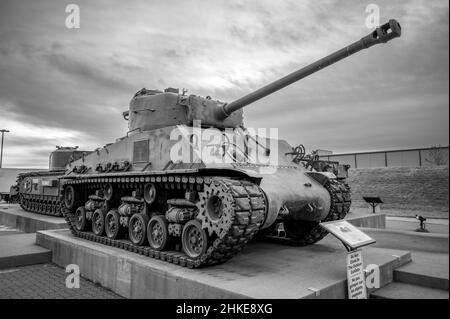 Calgary, Alberta - 30. Januar 2022: Blick auf einen Sherman-Panzer im Calgary Military Museum. Stockfoto