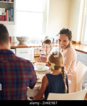 Spaß am Frühstückstisch. Aufnahme einer Familie, die zusammen frühstückte. Stockfoto