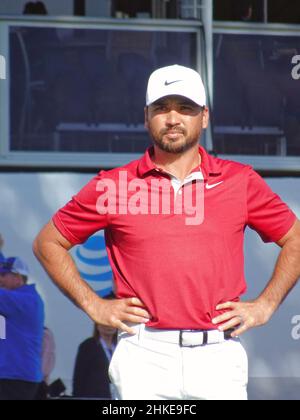 Pebble Beach, USA. 03rd. Februar 2022. Jason Day bereitet sich darauf vor, während der ersten Runde des AT&T Pro-am PGA Tour Golfereignisses auf den 18th at Pebble Beach Links zu putten Monterey Peninsula, California, USA Credit: Motofoto/Alamy Live News Stockfoto