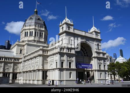 Nordeingang zum Royal Exhibition Building, an einem sonnigen Tag, während er als COVID-19 Impfzentrum genutzt wird Stockfoto