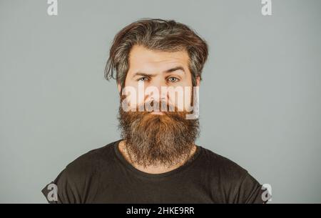 Bärtiger Mann. Barbershop-Verfahren. Bartpflege. Salon für Männer. Langer Bart und Schnurrbart. Stockfoto