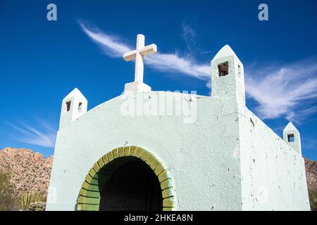 Ein Denkmal am Straßenrand, das die Person, Personen oder Familie ehrt, die während der Fahrt, Highway 3, Sonora, Baja, Kalifornien, Mexiko Stockfoto