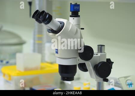 Nischni Nowgorod, Russland, Gagarin Avenue 23, Lobachevsky University. Lichtmikroskop mit Zeiss-Optik im Labor der Universität. Stockfoto