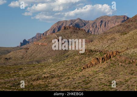 Vulkanische Deiche Streifen die Ausläufer der Chisos Mountains im Big Bend National Park. Stockfoto