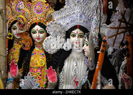 Kalkutta, Indien. 03rd. Februar 2022. Idole von Devi, die während der Vorbereitungen für das Festival gesehen wurden. Basant Panchami oder Vasant Panchami ist ein Hindu-Festival, das das Kommen des Frühlings in Indien feiert. (Foto: Avishek das/SOPA Images/Sipa USA) Quelle: SIPA USA/Alamy Live News Stockfoto