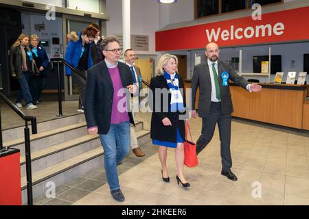 Die konservative Kandidatin Anna Firth (Mitte) mit dem konservativen Abgeordneten für Rochford und Southend East James Duddridge (rechts) während der Zählung für die Nachwahl in Southend West im Southend Leisure & Tennis Center. Bilddatum: Donnerstag, 3. Februar 2022. Stockfoto