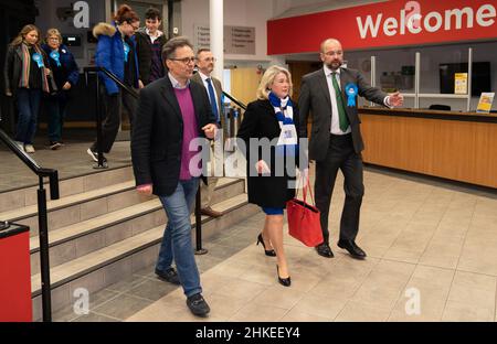 Die konservative Kandidatin Anna Firth (Mitte) mit dem konservativen Abgeordneten für Rochford und Southend East James Duddridge (rechts) während der Zählung für die Nachwahl in Southend West im Southend Leisure & Tennis Center. Bilddatum: Donnerstag, 3. Februar 2022. Stockfoto