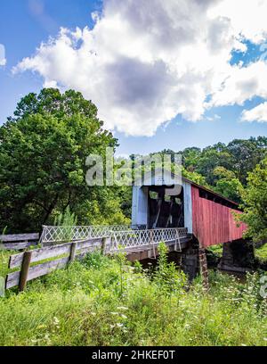 Marietta, Ohio, USA-2. August 2021: Hills Covered Bridge erbaut 1878 über dem Little Muskingum River im Süden von Ohio. Auch bekannt als Hildreth Cover Stockfoto