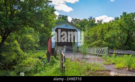 Marietta, Ohio, USA-2. August 2021: Hills Covered Bridge erbaut 1878 über dem Little Muskingum River im Süden von Ohio. Auch bekannt als Hildreth Cover Stockfoto