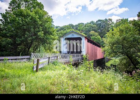 Marietta, Ohio, USA-2. August 2021: Hills Covered Bridge erbaut 1878 über dem Little Muskingum River im Süden von Ohio. Auch bekannt als Hildreth Cover Stockfoto