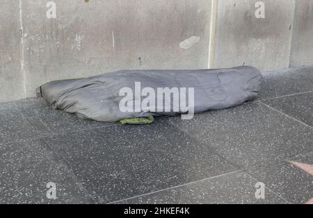 Los Angeles, Kalifornien, USA 1st. Februar 2022 Eine Obdachlose auf dem Hollywood Walk of Fame bei Lee Strasberg's Star am 1. Februar 2022 in Los Angeles, Kalifornien, USA. Foto von Barry King/Alamy Stockfoto Stockfoto