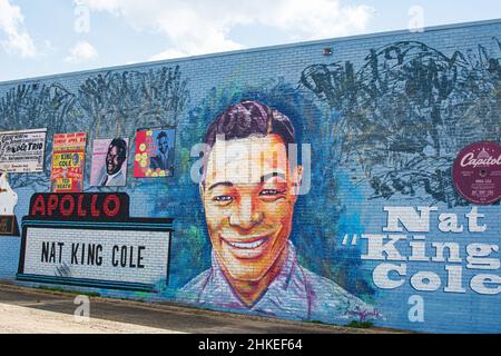 Montgomery, Alabama, USA - 27. Mai 2021: Wandgemälde von NAT King Cole auf dem Maxewell Blvd. 435 von den lokalen Künstlern Sunny Paulk und Corey Spearman. NAT King Cole, ein f Stockfoto