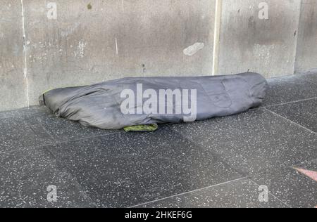 Los Angeles, Kalifornien, USA 1st. Februar 2022 Eine Obdachlose auf dem Hollywood Walk of Fame bei Lee Strasberg's Star am 1. Februar 2022 in Los Angeles, Kalifornien, USA. Foto von Barry King/Alamy Stockfoto Stockfoto