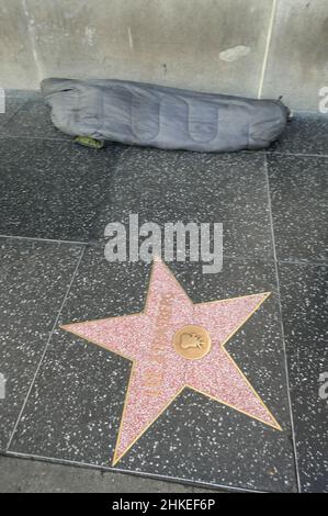 Los Angeles, Kalifornien, USA 1st. Februar 2022 Eine Obdachlose auf dem Hollywood Walk of Fame bei Lee Strasberg's Star am 1. Februar 2022 in Los Angeles, Kalifornien, USA. Foto von Barry King/Alamy Stockfoto Stockfoto