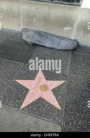 Los Angeles, Kalifornien, USA 1st. Februar 2022 Eine Obdachlose auf dem Hollywood Walk of Fame bei Lee Strasberg's Star am 1. Februar 2022 in Los Angeles, Kalifornien, USA. Foto von Barry King/Alamy Stockfoto Stockfoto