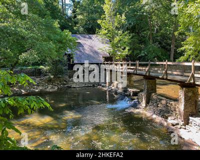 Mountain Brook, Alabama, USA-1. Mai 2021: Die alte Mühle, deren Bild das offizielle Logo für die Stadt Mountain Brook ist. Die alte Mühle wurde 1927 von erbaut Stockfoto