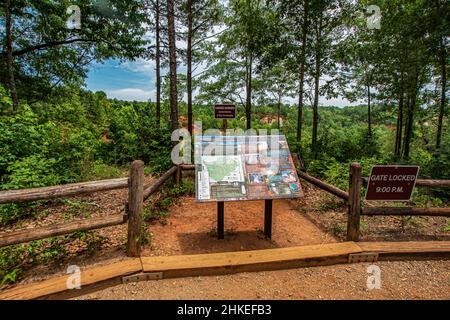 Lumpkin, Georgia, USA - 6. Juni 2021: Wegweiser am Wegweiser zum Providence Canyon State Park im Südwesten von Georgia. Stockfoto