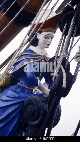 Eine weibliche Galionsfigur (geschnitzte Holzskulptur) auf dem Bug eines alten Segelschiffs, das im Hafen von Sydney, NSW, Australien, festgemacht ist. Stockfoto