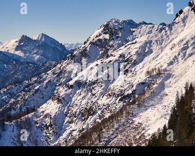 Blick auf den Winter in den Bergen des Salzkammerguts bei Bad Ischl Stockfoto