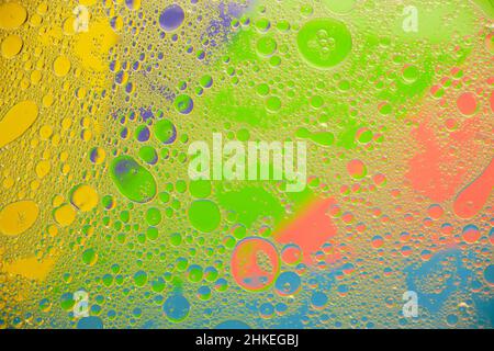 Abstrakte Hintergrund Ölflecken und Flecken auf der Wasseroberfläche auf einem hellen farbigen Hintergrund Stockfoto