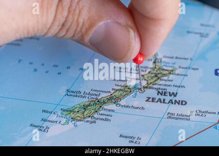 Neuseeland-Pin auf einer Weltkarte. Planung von Reisezielen in Neuseeland festgeklemmt Stockfoto