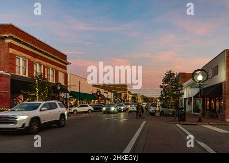 Prattville, Alabama, USA - 23. Dezember 2021: Das historische Stadtzentrum von Prattville wurde für Weihnachtsferien dekoriert, während die Menschen sich bewegungsunscharf über die Te Stockfoto