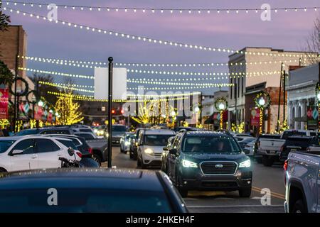 Prattville, Alabama, USA - 23. Dezember 2021: Verkehr, während die Menschen durch die historische Innenstadt von Prattville fahren, um die hellen Dekorationen zu sehen. Stockfoto