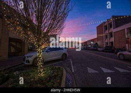 Prattville, Alabama, USA - 23. Dezember 2021: Main Street in der historischen Innenstadt von Prattville für Weihnachtsferien dekoriert. Stockfoto