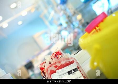 Heller medizinischer Hintergrund mit gebrauchten Blutpackungen. Stockfoto