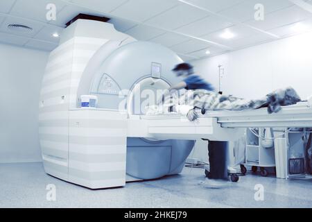 Medizinische Krankenschwester, die den Patienten auf die Untersuchung im Krankenhaus vorbereitet. Stockfoto