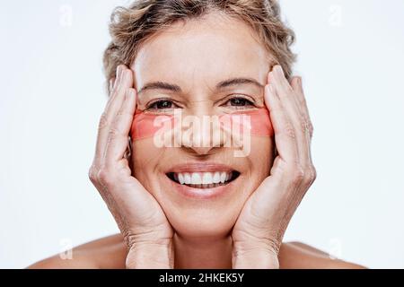 Jünger aussehende Haut ist eine gute Hautpflege Routine entfernt Stockfoto