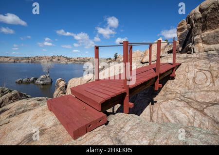 Wunderschöne Aussicht auf die Red Bridge auf dem Trail rund um den Willow Lake in Prescott Arizona Stockfoto