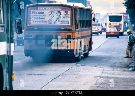 Abgase und Abgase von Bussen im Straßenverkehr in Manila, Philippinen Stockfoto