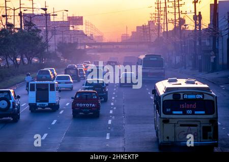 Verkehrsverschmutzung und -Dunst auf der Ringstraße EDSA, Manila, Philippinen Stockfoto