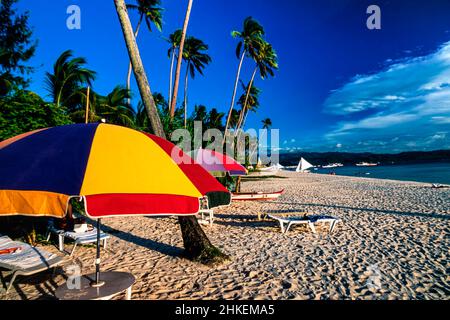 Sonnenschirm, Palmen, Sand, White Beach, Boracay, Aklan, Visayas, Philippinen Stockfoto