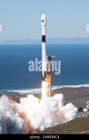 Februar 2022; Lompoc, Kalifornien, USA; SpaceX Falcon 9 startet die NROL-87-Mission vom Space Launch Complex 4 East (SLC-4E) auf der Vandenberg Space Force Base. Die Falcon 9 trägt eine Nutzlast für die nationale Sicherheit, die vom National Reconnaissance Office (NRO) entworfen, gebaut und betrieben wird. Foto: Stan Szeto-Image of Sport Stockfoto