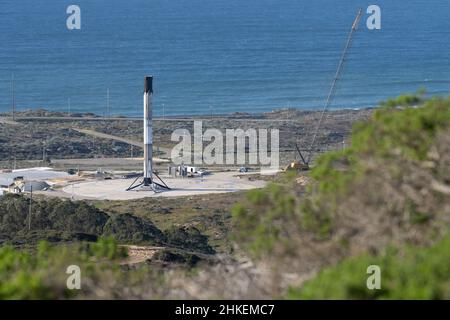 Februar 2022; Lompoc, Kalifornien, USA; allgemeine Ansicht des ersten Raketenverstärkers der SpaceX Falcon 9, nachdem sie die NROL-87-Mission vom Space Launch Complex 4 East (SLC-4E) auf der Vandenberg Space Force Base gestartet hatte. Foto: Stan Szeto-Image of Sport Stockfoto