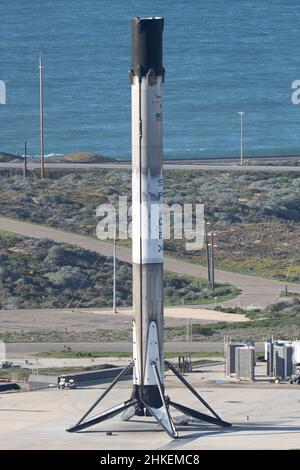 Februar 2022; Lompoc, Kalifornien, USA; erfolgreiche Landung auf der LZ-4 der SpaceX Falcon 9 erste Etappe nach dem Start der NROL-87-Mission vom Space Launch Complex 4 East (SLC-4E) auf der Vandenberg Space Force Base. Foto: Stan Szeto-Image of Sport Stockfoto