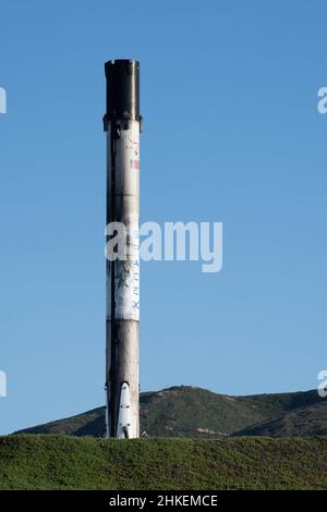 Februar 2022; Lompoc, Kalifornien, USA; allgemeine Ansicht des SpaceX-Logos auf dem ersten Raketenverstärker der SpaceX Falcon 9, nachdem sie die NROL-87-Mission vom Space Launch Complex 4 East (SLC-4E) auf der Vandenberg Space Force Base gestartet hatte. Foto: Stan Szeto-Image of Sport Stockfoto