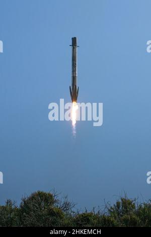 Februar 2022; Lompoc, Kalifornien, USA; die erste Stufe des Boosters von SpaceX Falcon 9 setzt ihre Landebeine ein, um in der Landezone LZ-4 auf der Vandenberg Space Force Base zu landen. Foto: Stan Szeto-Image of Sport Stockfoto