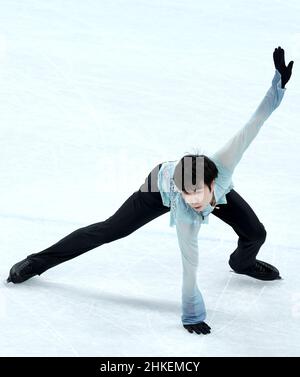 Peking, China. 4th. Februar 2022. Der chinesische Jin Boyang tritt während des Einzelskating-Kurzprogramms für Männer im Capital Indoor Stadium in Peking, der Hauptstadt Chinas, am 4. Februar 2022 an. Quelle: Chen Jianli/Xinhua/Alamy Live News Stockfoto