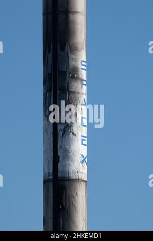 Februar 2022; Lompoc, Kalifornien, USA; allgemeine Ansicht des SpaceX-Logos auf dem ersten Raketenverstärker der SpaceX Falcon 9, nachdem sie die NROL-87-Mission vom Space Launch Complex 4 East (SLC-4E) auf der Vandenberg Space Force Base gestartet hatte. Foto: Stan Szeto-Image of Sport Stockfoto