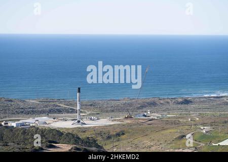 Februar 2022; Lompoc, Kalifornien, USA; allgemeine Ansicht des ersten Raketenverstärkers der SpaceX Falcon 9, nachdem sie die NROL-87-Mission vom Space Launch Complex 4 East (SLC-4E) auf der Vandenberg Space Force Base gestartet hatte. Foto: Stan Szeto-Image of Sport Stockfoto