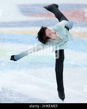 Peking, China. 4th. Februar 2022. Der chinesische Jin Boyang tritt während des Einzelskating-Kurzprogramms für Männer im Capital Indoor Stadium in Peking, der Hauptstadt Chinas, am 4. Februar 2022 an. Quelle: Chen Jianli/Xinhua/Alamy Live News Stockfoto