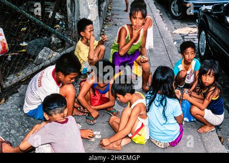 Arme Kinder spielen in der Straßenbande, Manila, Philippinen Stockfoto