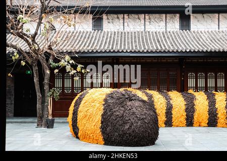 Chinesisches Neujahr des Tigers, Tigerschwanz-Kunstdekoration im chinesischen Hof in Chengdu, Sichuan, China Stockfoto