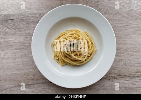 Italienische Spaghetti Pasta mit Thunfisch (Spaghetti al tonno) auf Holzhintergrund. Draufsicht. Stockfoto