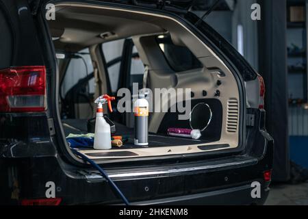 Reinigen Sie den leeren Kofferraum des Fahrzeugs im Detaildienst Stockfoto