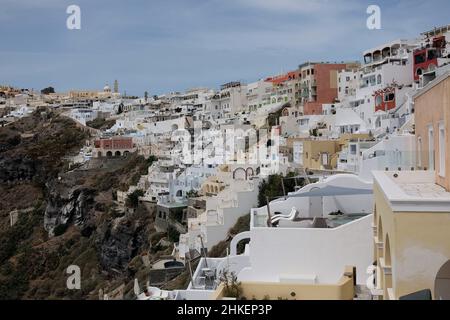 Schöne Aussicht auf ein Gebiet des malerischen Dorfes Fira in Santorini Griechenland Stockfoto